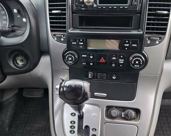 Серый Киа Карнивал, объемом двигателя 2.9 л и пробегом 336 тыс. км за 6300 $, фото 4 на Automoto.ua