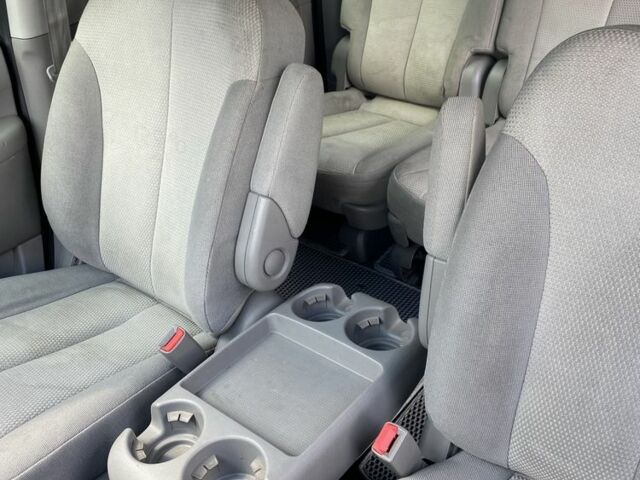 Серый Киа Карнивал, объемом двигателя 2.9 л и пробегом 407 тыс. км за 5900 $, фото 2 на Automoto.ua