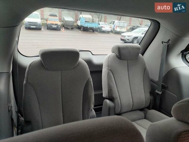 Серый Киа Карнивал, объемом двигателя 2.2 л и пробегом 174 тыс. км за 9999 $, фото 13 на Automoto.ua