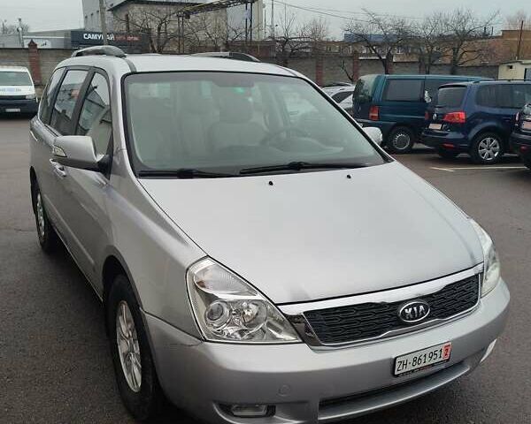 Серый Киа Карнивал, объемом двигателя 2.2 л и пробегом 174 тыс. км за 9999 $, фото 4 на Automoto.ua