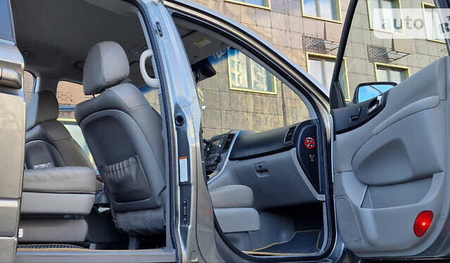 Серый Киа Карнивал, объемом двигателя 2.2 л и пробегом 273 тыс. км за 10800 $, фото 9 на Automoto.ua