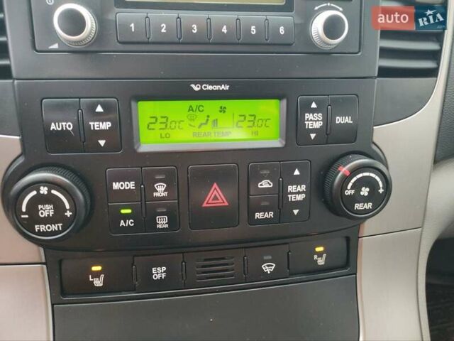 Серый Киа Карнивал, объемом двигателя 2.2 л и пробегом 174 тыс. км за 9999 $, фото 19 на Automoto.ua