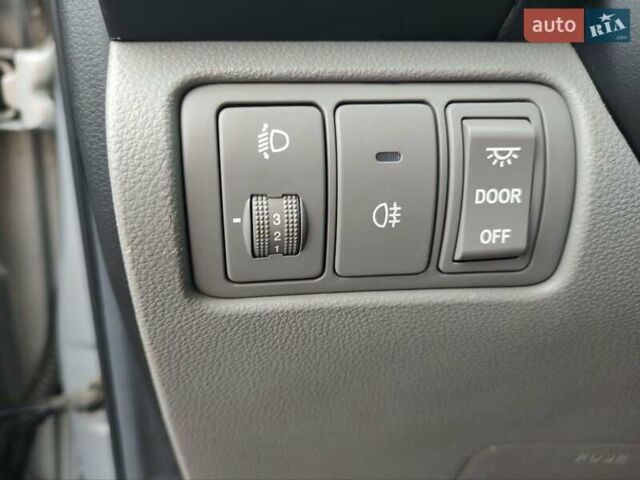 Серый Киа Карнивал, объемом двигателя 2.2 л и пробегом 174 тыс. км за 9999 $, фото 22 на Automoto.ua