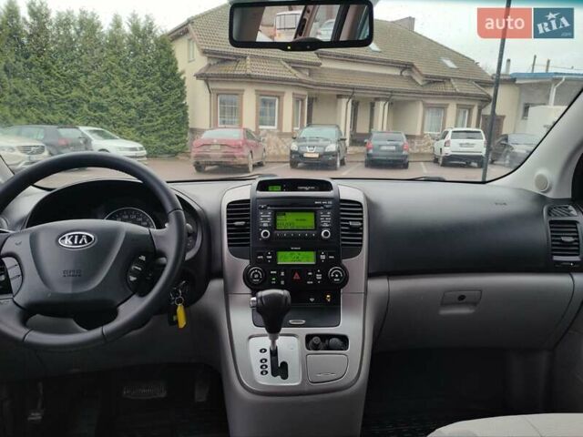 Серый Киа Карнивал, объемом двигателя 2.2 л и пробегом 174 тыс. км за 9999 $, фото 24 на Automoto.ua