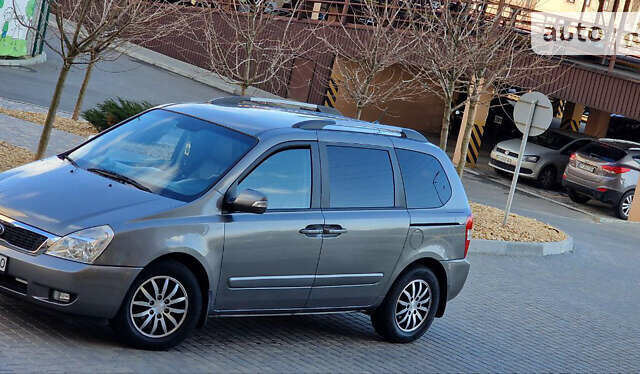 Серый Киа Карнивал, объемом двигателя 2.2 л и пробегом 273 тыс. км за 10800 $, фото 4 на Automoto.ua