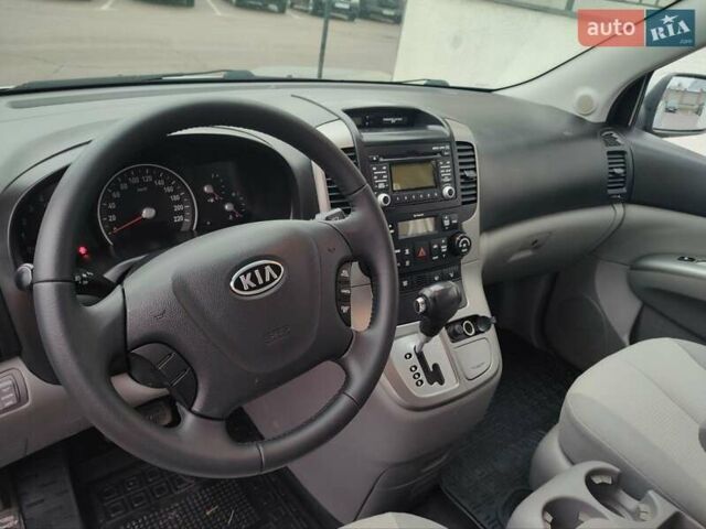 Серый Киа Карнивал, объемом двигателя 2.2 л и пробегом 174 тыс. км за 9999 $, фото 17 на Automoto.ua