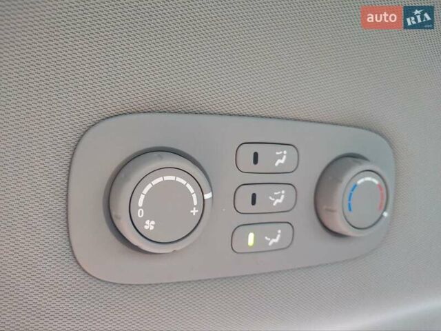 Серый Киа Карнивал, объемом двигателя 2.2 л и пробегом 174 тыс. км за 9999 $, фото 23 на Automoto.ua