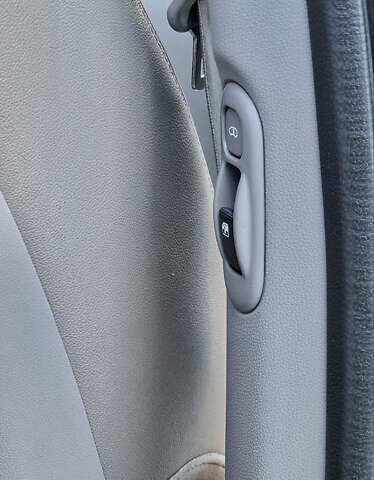 Серый Киа Карнивал, объемом двигателя 2.2 л и пробегом 273 тыс. км за 10800 $, фото 10 на Automoto.ua