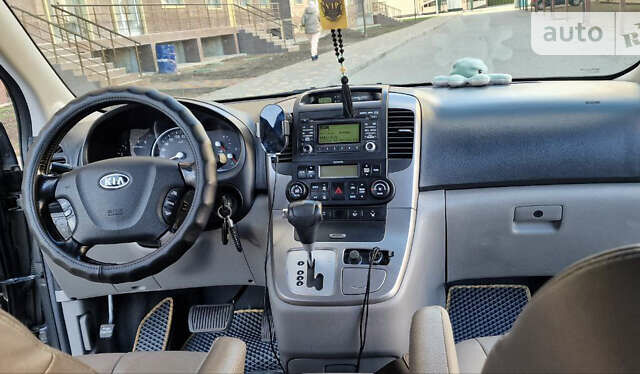 Серый Киа Карнивал, объемом двигателя 2.2 л и пробегом 273 тыс. км за 10800 $, фото 16 на Automoto.ua