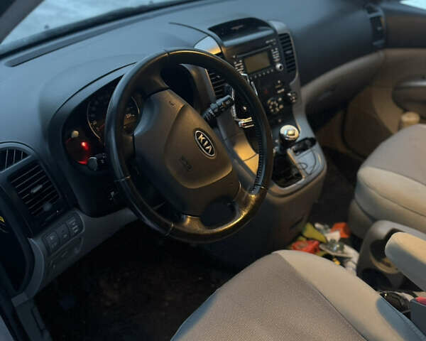 Серый Киа Карнивал, объемом двигателя 2.2 л и пробегом 200 тыс. км за 9850 $, фото 4 на Automoto.ua