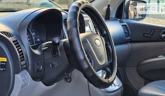 Серый Киа Карнивал, объемом двигателя 2.2 л и пробегом 273 тыс. км за 10800 $, фото 3 на Automoto.ua