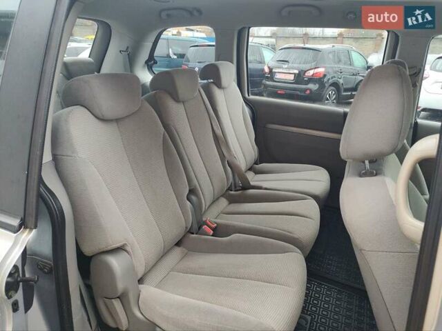 Серый Киа Карнивал, объемом двигателя 2.2 л и пробегом 174 тыс. км за 9999 $, фото 12 на Automoto.ua