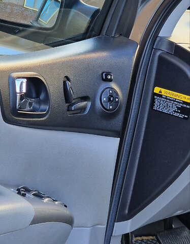 Серый Киа Карнивал, объемом двигателя 2.2 л и пробегом 273 тыс. км за 10800 $, фото 2 на Automoto.ua