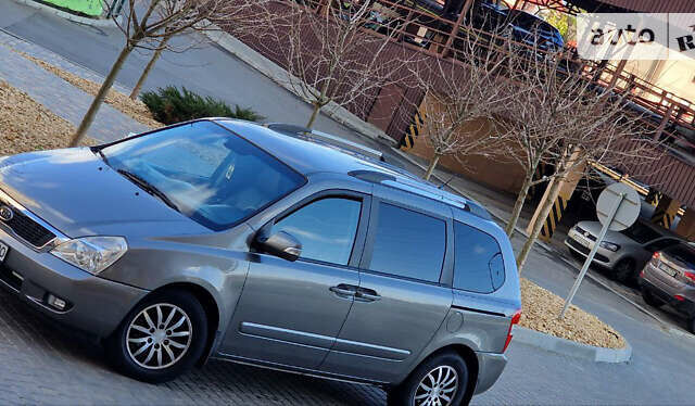 Серый Киа Карнивал, объемом двигателя 2.2 л и пробегом 273 тыс. км за 10800 $, фото 6 на Automoto.ua