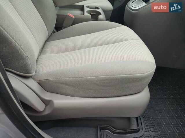 Серый Киа Карнивал, объемом двигателя 2.2 л и пробегом 174 тыс. км за 9999 $, фото 9 на Automoto.ua