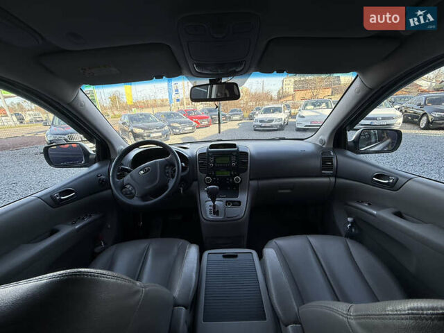 Серый Киа Карнивал, объемом двигателя 2.2 л и пробегом 273 тыс. км за 9999 $, фото 11 на Automoto.ua