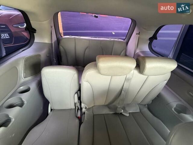 Серый Киа Карнивал, объемом двигателя 2.2 л и пробегом 264 тыс. км за 11000 $, фото 16 на Automoto.ua