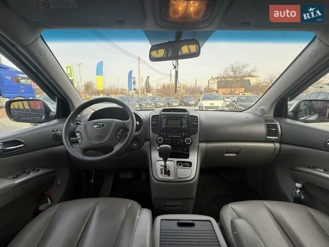 Серый Киа Карнивал, объемом двигателя 2.2 л и пробегом 264 тыс. км за 11000 $, фото 18 на Automoto.ua