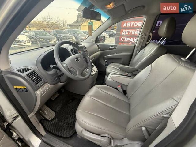 Серый Киа Карнивал, объемом двигателя 2.2 л и пробегом 264 тыс. км за 11000 $, фото 11 на Automoto.ua