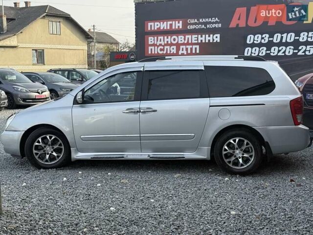 Серый Киа Карнивал, объемом двигателя 2.2 л и пробегом 264 тыс. км за 11000 $, фото 3 на Automoto.ua