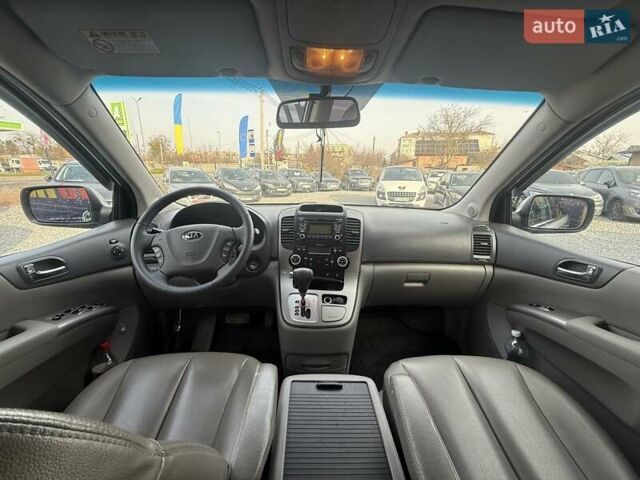 Серый Киа Карнивал, объемом двигателя 2.2 л и пробегом 264 тыс. км за 11000 $, фото 17 на Automoto.ua