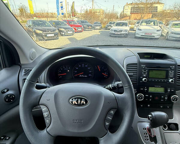 Серый Киа Карнивал, объемом двигателя 2.2 л и пробегом 273 тыс. км за 9999 $, фото 16 на Automoto.ua