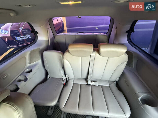 Серый Киа Карнивал, объемом двигателя 2.2 л и пробегом 273 тыс. км за 9999 $, фото 10 на Automoto.ua