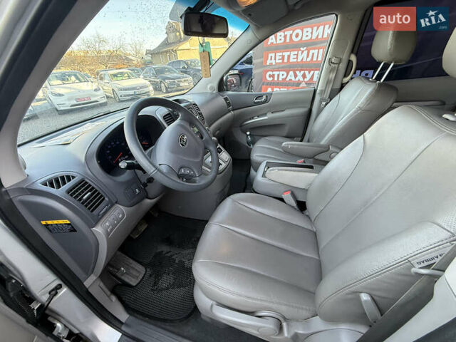 Серый Киа Карнивал, объемом двигателя 2.2 л и пробегом 273 тыс. км за 9999 $, фото 14 на Automoto.ua