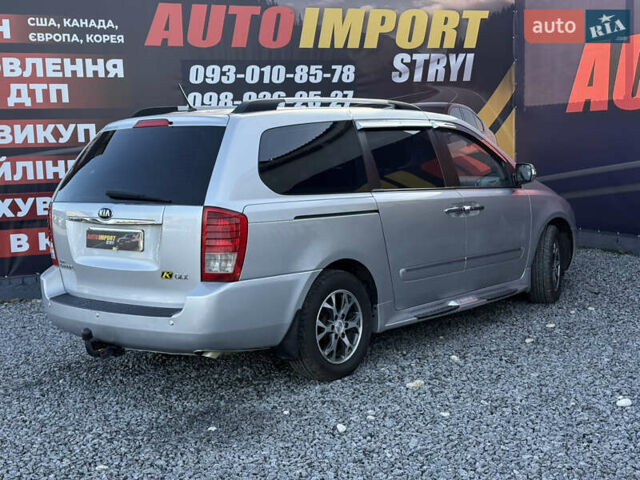 Серый Киа Карнивал, объемом двигателя 2.2 л и пробегом 273 тыс. км за 9999 $, фото 5 на Automoto.ua