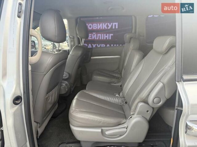 Серый Киа Карнивал, объемом двигателя 2.2 л и пробегом 264 тыс. км за 11000 $, фото 13 на Automoto.ua