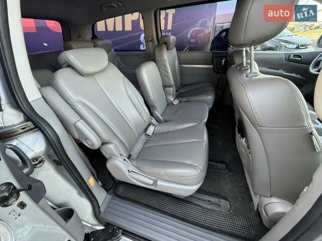 Серый Киа Карнивал, объемом двигателя 2.2 л и пробегом 273 тыс. км за 9999 $, фото 9 на Automoto.ua