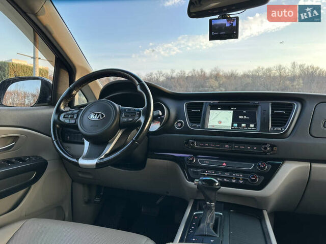 Сірий Кіа Карнівал, об'ємом двигуна 2.2 л та пробігом 187 тис. км за 17400 $, фото 9 на Automoto.ua