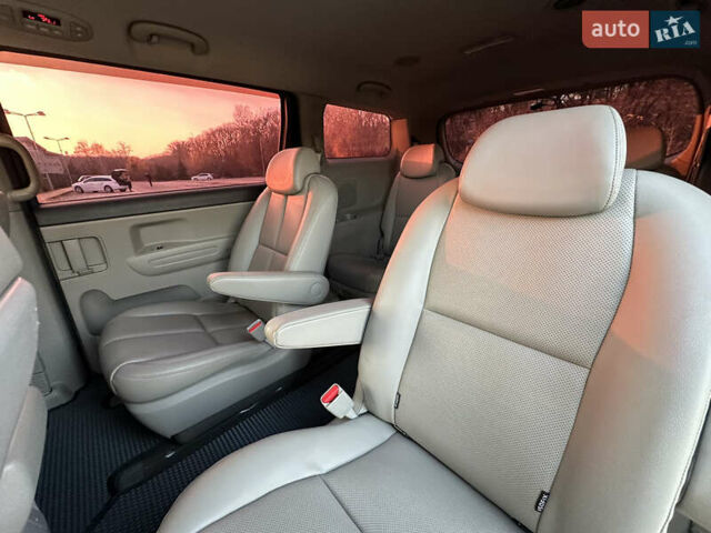 Сірий Кіа Карнівал, об'ємом двигуна 2.2 л та пробігом 187 тис. км за 17400 $, фото 15 на Automoto.ua