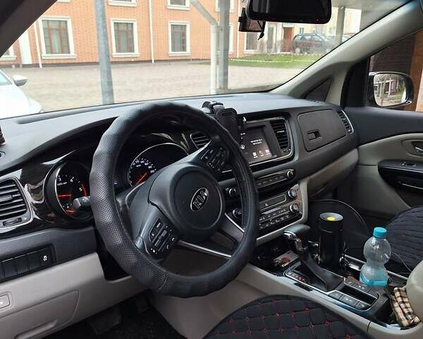 Серый Киа Карнивал, объемом двигателя 2.2 л и пробегом 83 тыс. км за 27000 $, фото 16 на Automoto.ua