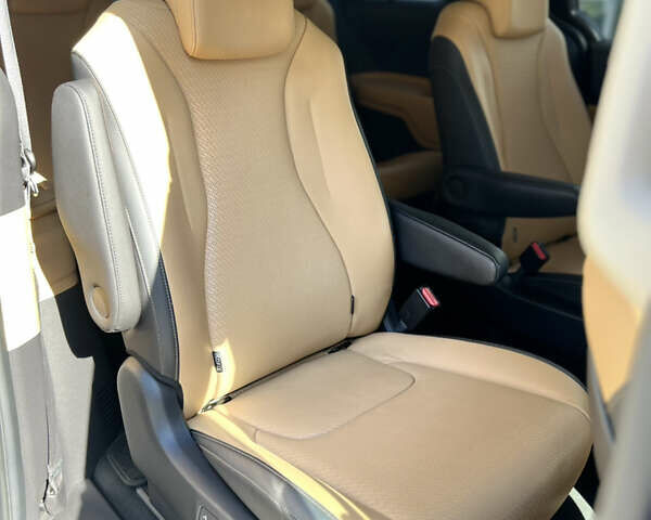 Сірий Кіа Карнівал, об'ємом двигуна 2.2 л та пробігом 80 тис. км за 33800 $, фото 23 на Automoto.ua