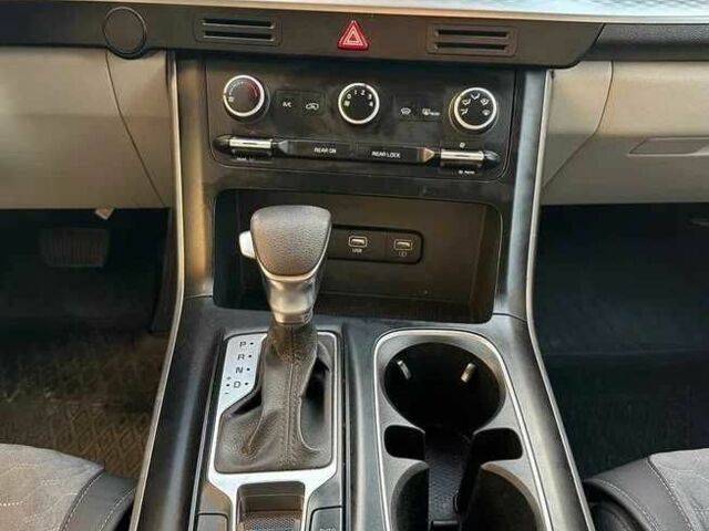 Серый Киа Карнивал, объемом двигателя 2.2 л и пробегом 153 тыс. км за 25000 $, фото 12 на Automoto.ua