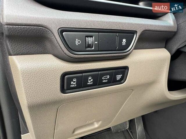 Серый Киа Карнивал, объемом двигателя 2.2 л и пробегом 12 тыс. км за 57000 $, фото 13 на Automoto.ua