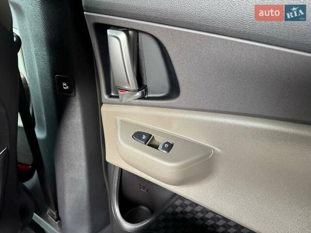 Серый Киа Карнивал, объемом двигателя 2.2 л и пробегом 12 тыс. км за 57000 $, фото 37 на Automoto.ua