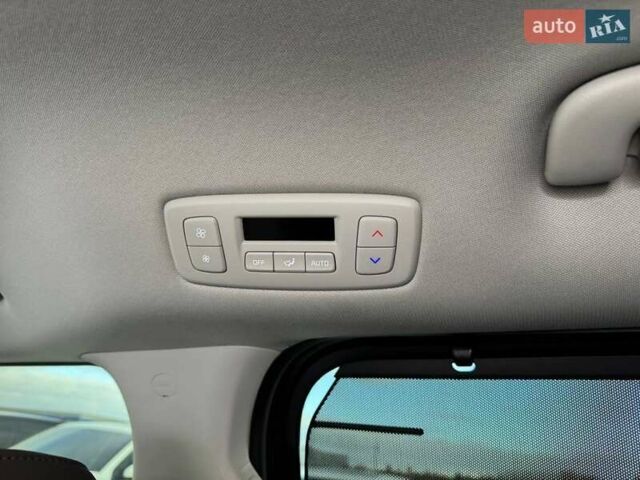 Серый Киа Карнивал, объемом двигателя 2.2 л и пробегом 12 тыс. км за 57000 $, фото 39 на Automoto.ua