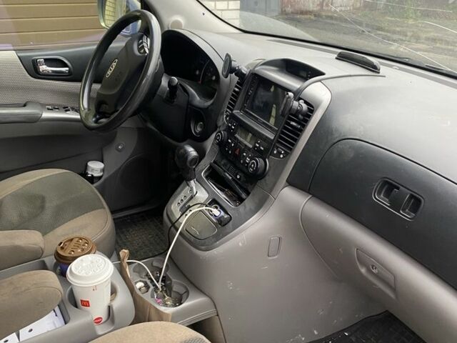 Серый Киа Карнивал, объемом двигателя 2.7 л и пробегом 365 тыс. км за 6500 $, фото 2 на Automoto.ua