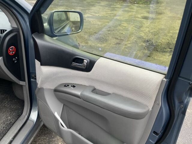 Серый Киа Карнивал, объемом двигателя 2.7 л и пробегом 365 тыс. км за 6500 $, фото 3 на Automoto.ua