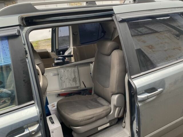 Серый Киа Карнивал, объемом двигателя 2.7 л и пробегом 365 тыс. км за 6500 $, фото 7 на Automoto.ua