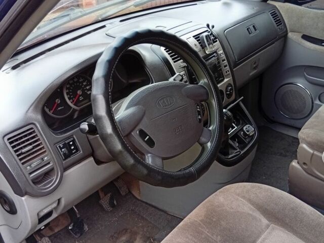 Синій Кіа Карнівал, об'ємом двигуна 0 л та пробігом 375 тис. км за 2386 $, фото 4 на Automoto.ua