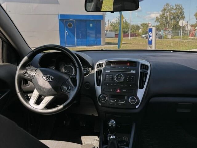 Серый Киа Сид, объемом двигателя 1.4 л и пробегом 200 тыс. км за 6000 $, фото 9 на Automoto.ua