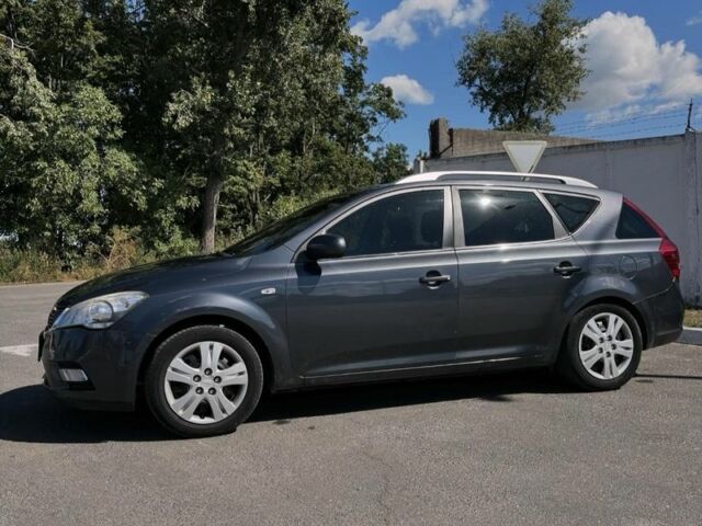 Серый Киа Сид, объемом двигателя 1.4 л и пробегом 200 тыс. км за 6000 $, фото 5 на Automoto.ua