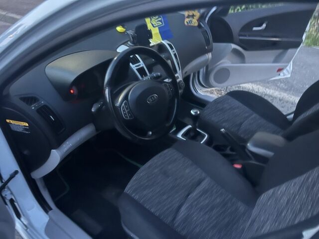 Білий Кіа Сід, об'ємом двигуна 1.6 л та пробігом 220 тис. км за 5700 $, фото 13 на Automoto.ua