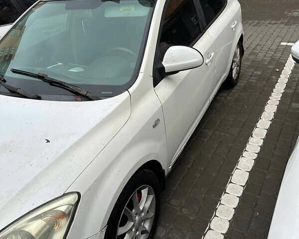 Білий Кіа Сід, об'ємом двигуна 1.6 л та пробігом 336 тис. км за 3800 $, фото 5 на Automoto.ua