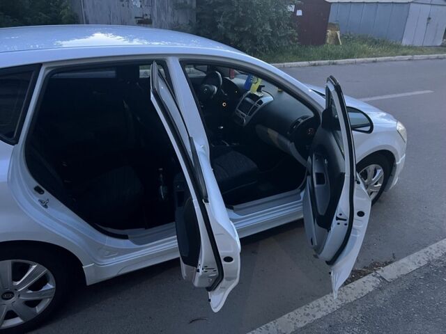 Білий Кіа Сід, об'ємом двигуна 1.6 л та пробігом 220 тис. км за 5700 $, фото 8 на Automoto.ua