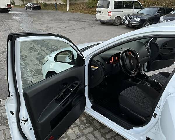 Белый Киа Сид, объемом двигателя 1.6 л и пробегом 229 тыс. км за 5799 $, фото 20 на Automoto.ua
