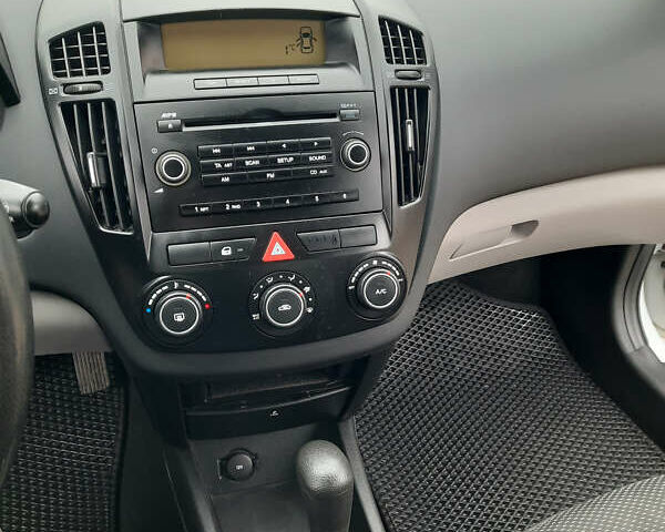 Белый Киа Сид, объемом двигателя 1.6 л и пробегом 182 тыс. км за 6100 $, фото 10 на Automoto.ua